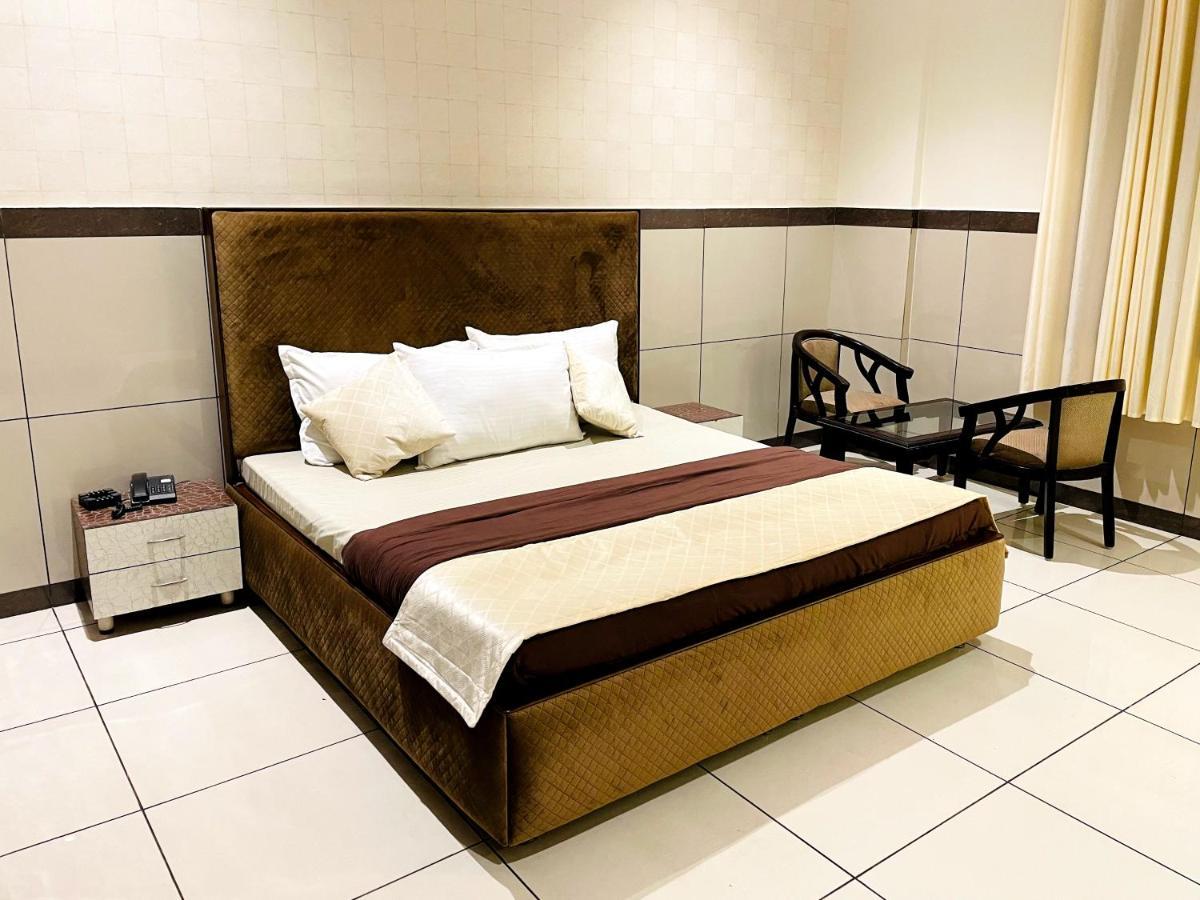 Primrose Hotel And Restaurant 소니파트 외부 사진
