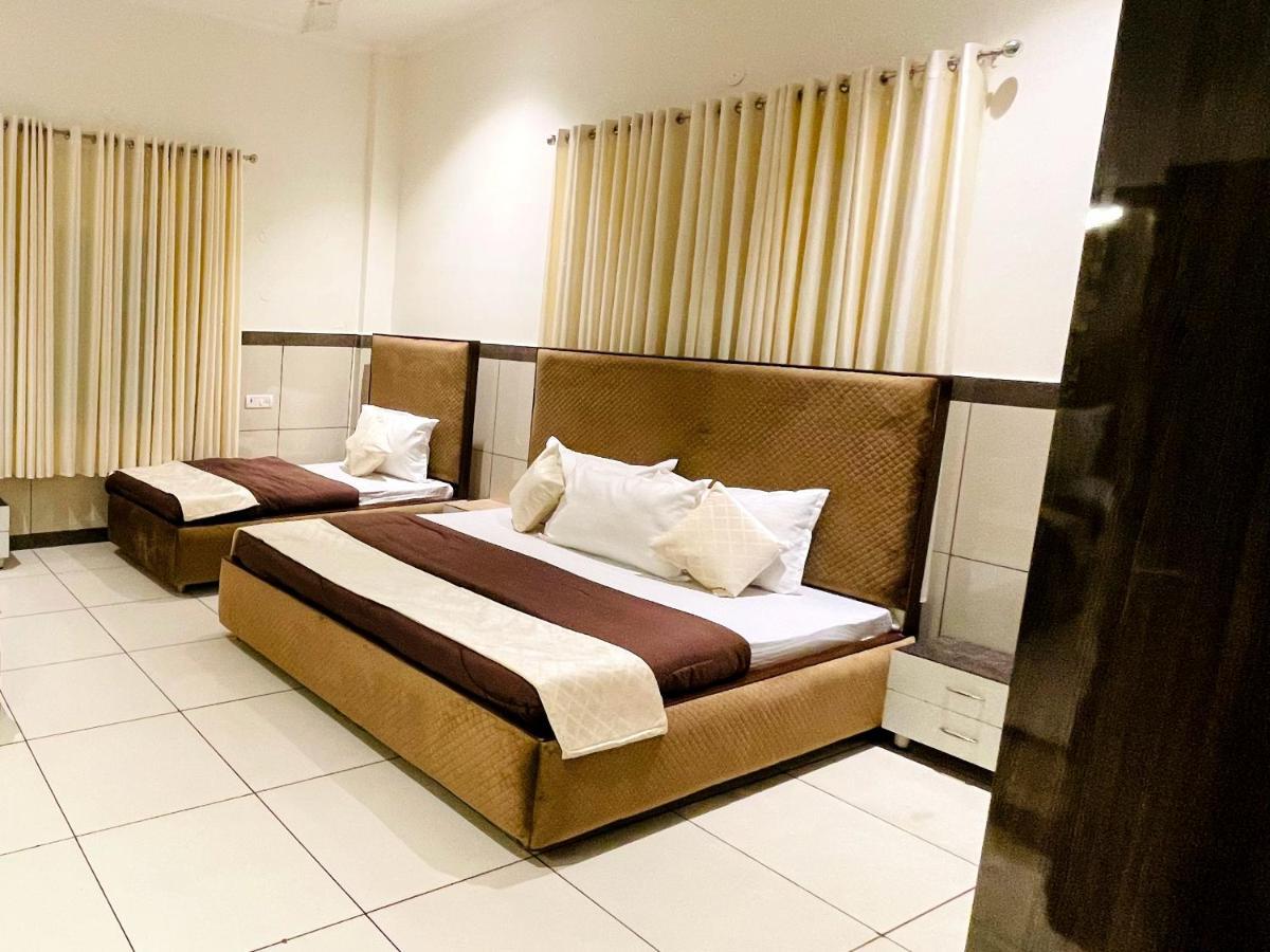 Primrose Hotel And Restaurant 소니파트 외부 사진