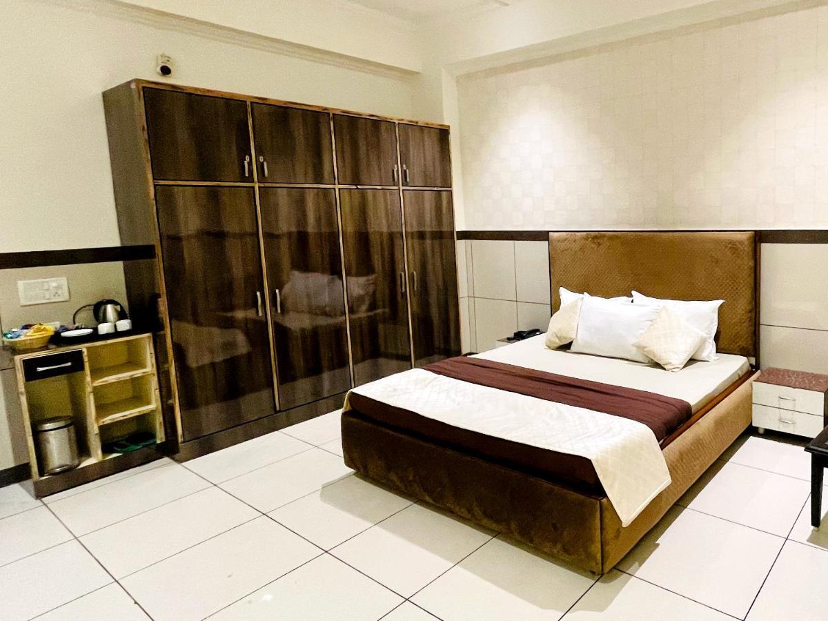 Primrose Hotel And Restaurant 소니파트 외부 사진