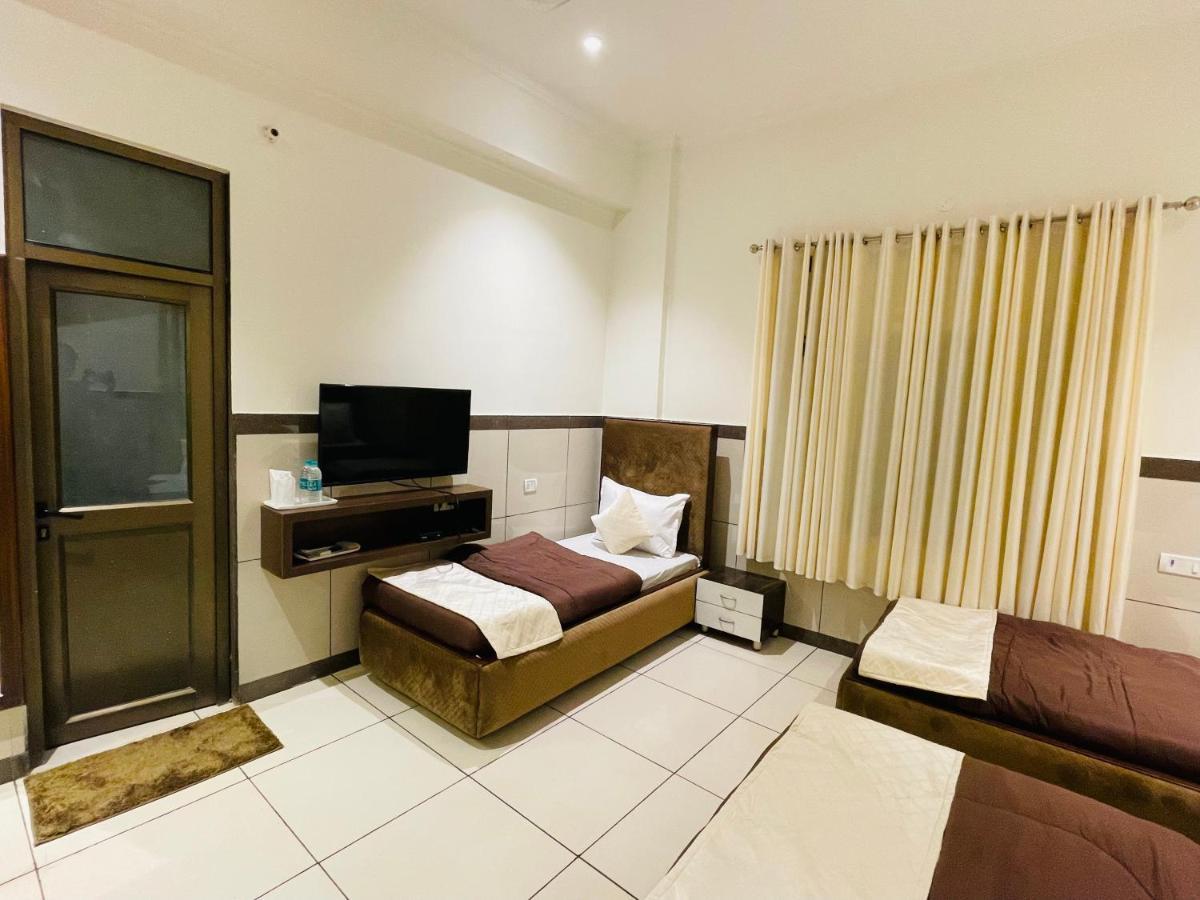 Primrose Hotel And Restaurant 소니파트 외부 사진